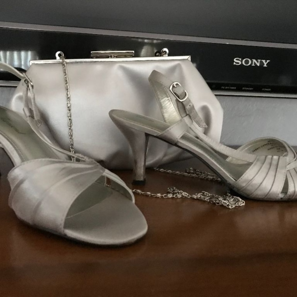 ladies size 9m silver shoes with matching purse
